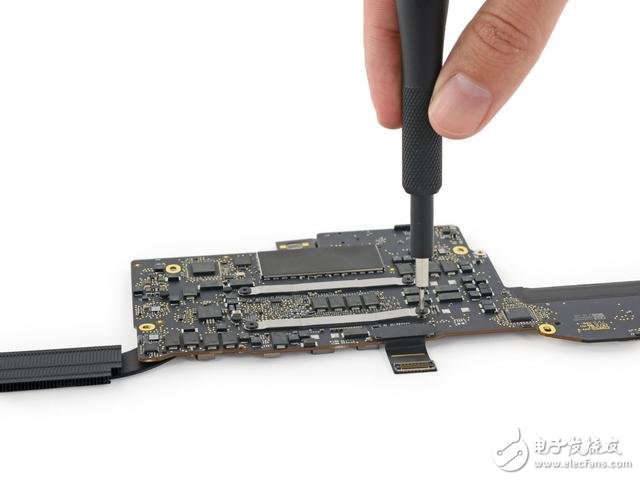 蘋果新Macbook Pro13寸拆解:集成度創(chuàng)新高度 搭配史上最好音質(zhì)