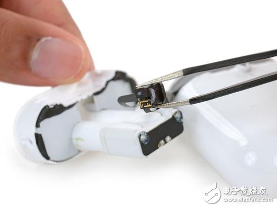 蘋果Airpods超詳細(xì)拆解 拆一次就報(bào)廢的無線耳機(jī)