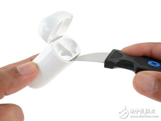 蘋果Airpods超詳細(xì)拆解 拆一次就報(bào)廢的無線耳機(jī)