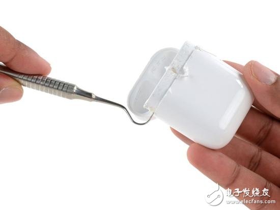 蘋果Airpods超詳細(xì)拆解 拆一次就報(bào)廢的無線耳機(jī)
