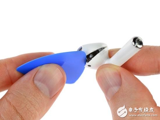 蘋果Airpods超詳細(xì)拆解 拆一次就報(bào)廢的無線耳機(jī)