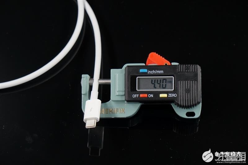 蘋(píng)果雷電3 100W數(shù)據(jù)線拆解：288元值了！