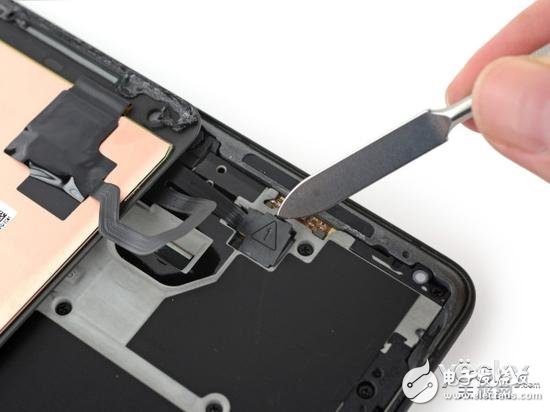 將金屬中框架取下后就能看到電池、主板，還有位于中框架另一側的金屬導熱管，這將有利于“解放”手機的性能并且提高散熱效率。