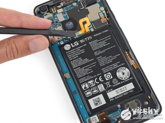 但是今年LG并沒有加入類似的設計，所以取下電池的過程就需要撬片…慢慢來吧!