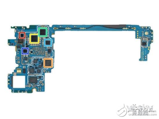 接下來處理手機邊框上的一些模塊，比如音量鍵、電源鍵，通過拆解可以看到這兩部分被“集成”到一個塑料框架上。
