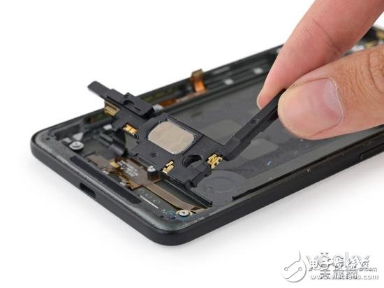 然后是支持邊緣壓力操作的傳感器。傳感器被安置在金屬中框內側的金屬凹槽中，采用柔性印刷電路板連接，對稱排布在手機下端。