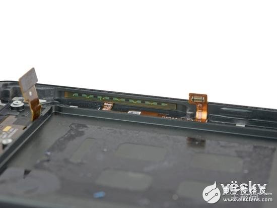在電路中有多組傳感器，ifixit推測這些傳感器由變形敏感電阻組成，在擠壓、伸展的過程中改變其電阻，從而實現(xiàn)控制。