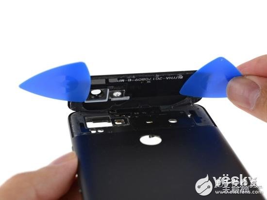 拆解背部玻璃材質區(qū)域只能從手機的外部入手，其下方有天線以及連接線纜。