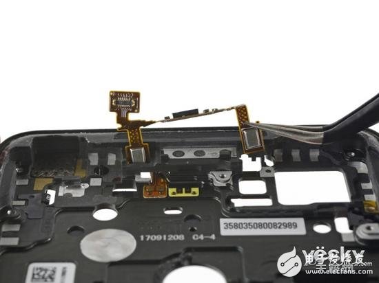 機身頂端剩下的組件都需要加熱來分離：手機聽筒和NFC天線。