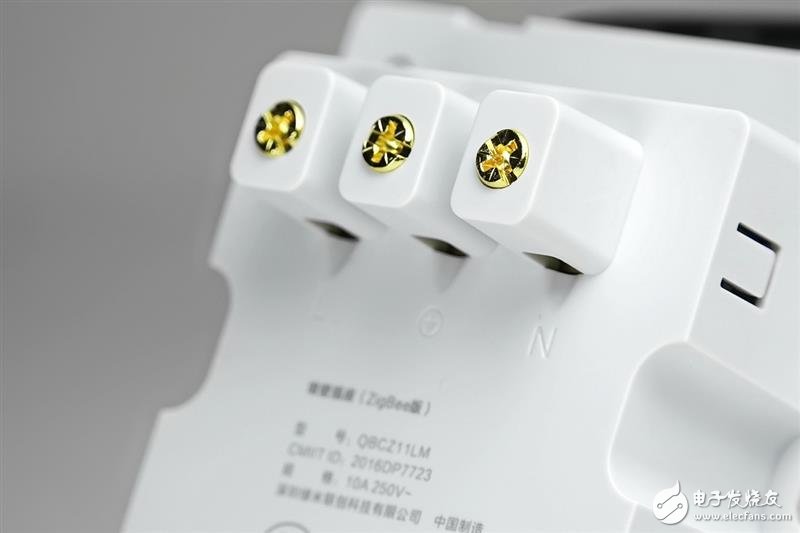 綠米Aqara智能墻壁插座拆解：這工藝 服了！
