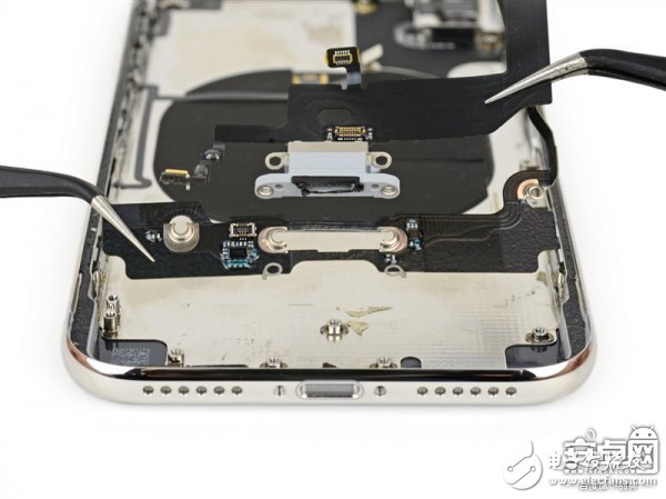 iPhone X最專(zhuān)業(yè)深度拆解！驚現(xiàn)神秘芯片