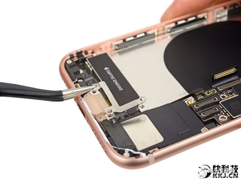 iPhone 8完全拆解：罕見2GB內存造就奇跡！
