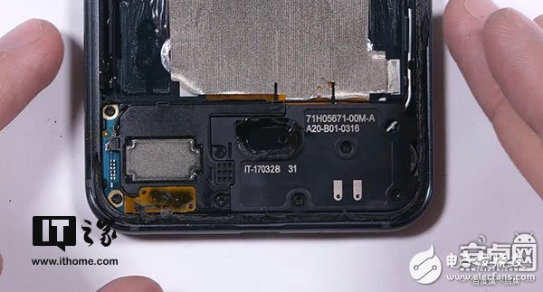 HTC U 11手機(jī)拆解視頻：內(nèi)部做工尚可改進(jìn)