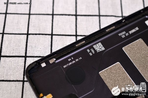 粉碎屏幕裝反流言 一加手機5詳細(xì)拆解