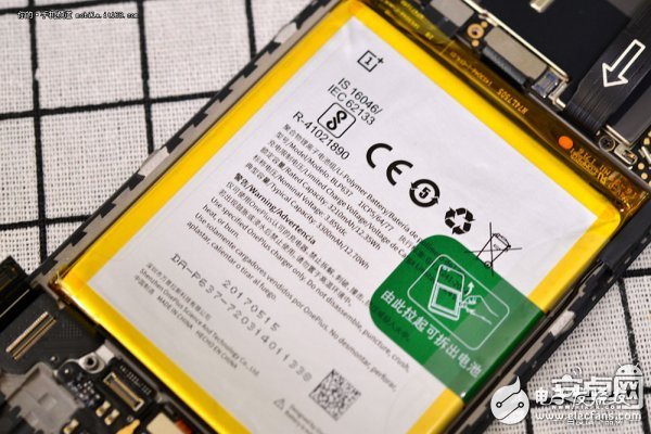 粉碎屏幕裝反流言 一加手機5詳細(xì)拆解