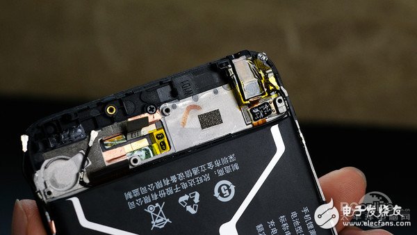 如何同時(shí)塞進(jìn)4個(gè)攝像頭+3450mAh電池？金立S10拆解